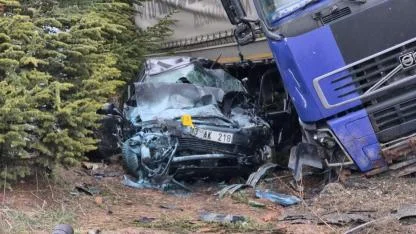 Feci kaza! Kontrolden çıkan tır otomobili altına aldı! 1 ölü, 1'i ağır 2 yaralı