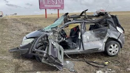 Feci kaza! Otomobil tıra çarptı: 1 ölü, 3 yaralı