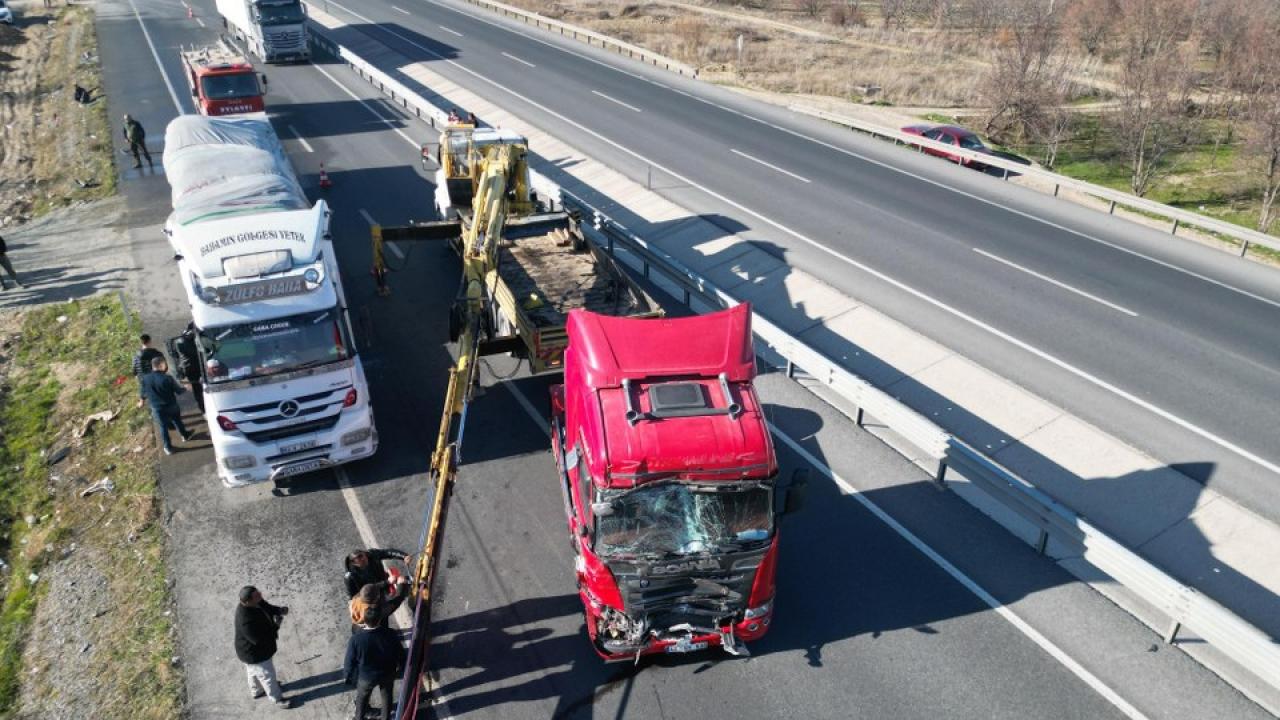 Feci kaza! Tır yolcu minibüsüne çarptı: 11 yaralı