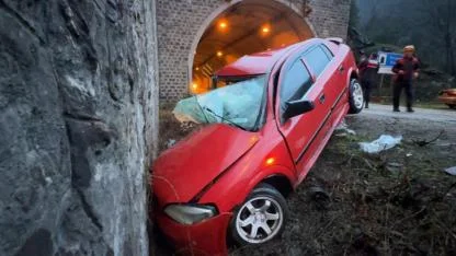 Feci kazada iki otomobil birbirine girdi! Ölü ve yaralılar var