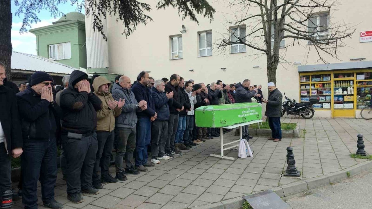 Halı sahada kalp krizi geçiren Murat Kasapoğlu son yolculuğuna uğurlandı