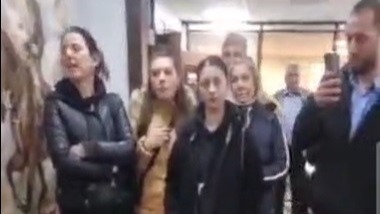 Hayvan barınağındaki şok görüntüler sonrası hayvanseverler belediyeyi bastı