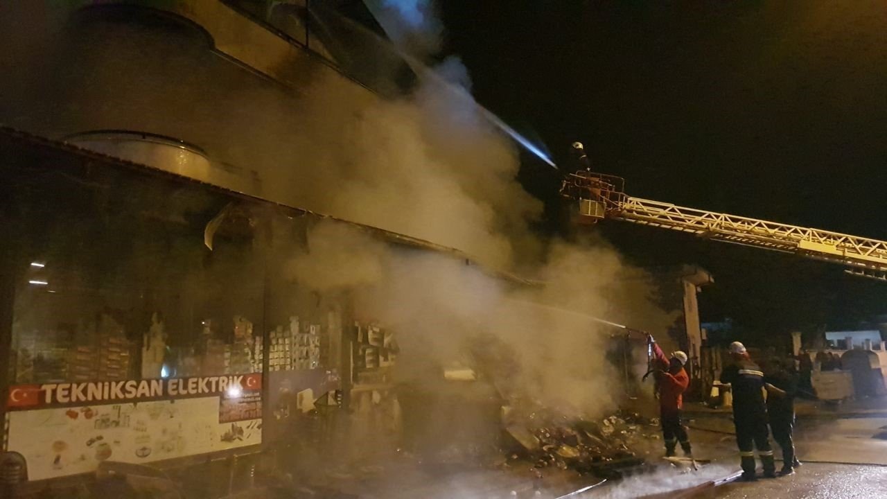 İş yerindeki yangın mahalleliyi sokağa döktü