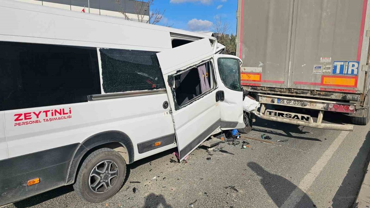 İşçi servisi tıra çarptı: 1’i ağır 4 yaralı