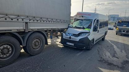 İşçi servisi tıra çarptı! 1’i ağır 4 yaralı