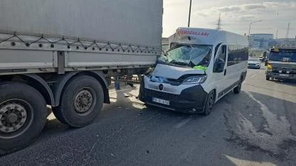 İşçi servisi tıra çarptı! 1’i ağır 4 yaralı