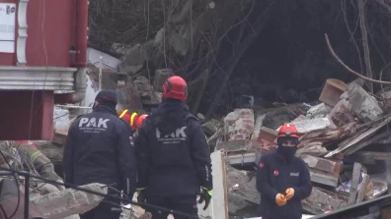 İstanbul'da çöken 2 binanın enkazından 1 kişinin cansız bedeni bulundu