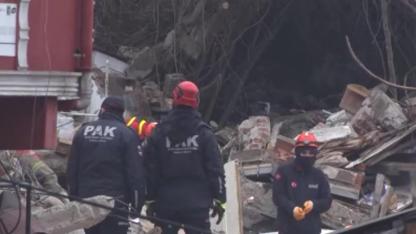 İstanbul'da çöken 2 binanın enkazından 1 kişinin cansız bedeni bulundu