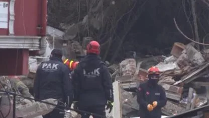 İstanbul'da çöken 2 binanın enkazından 1 kişinin cansız bedeni bulundu