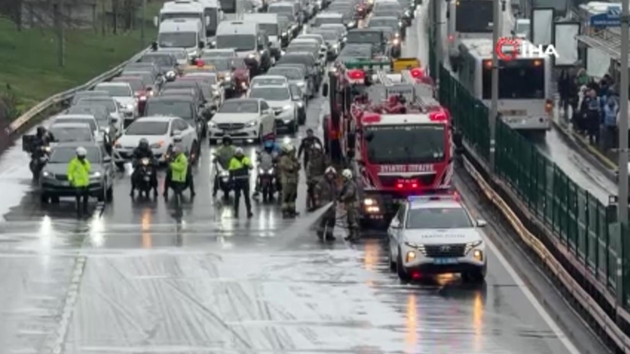 İstanbul'da metrobüste yangın!