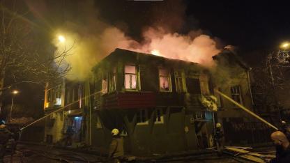 İstanbul'da tarihi metruk binalarda yangın korkuttu