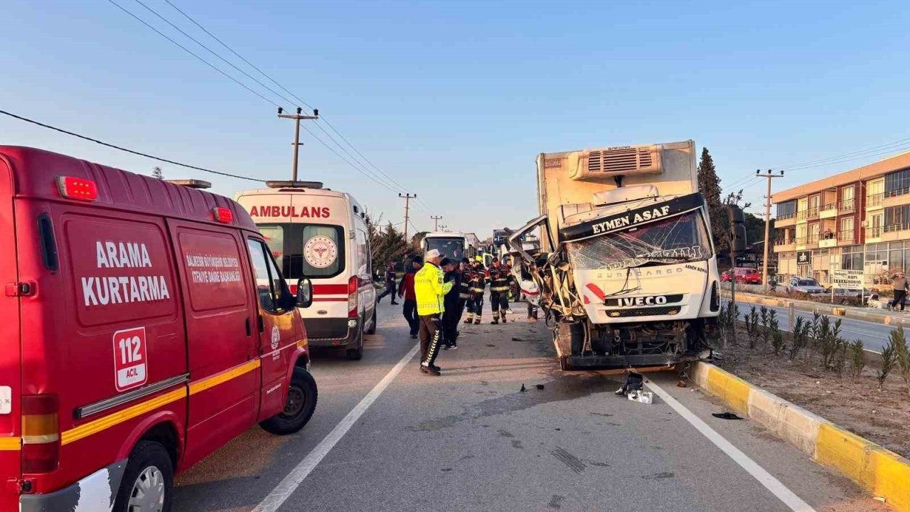 kamyon ile traktör çarpıştı! Yaralılar var