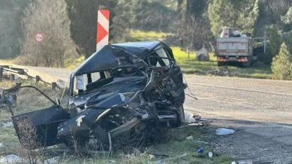 Kamyonla çarpıştı, demir yığınına döndü: 1 ölü, 5 yaralı