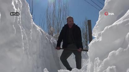 Kar 2 metreyi aştı: Köylüler evlerine açtıkları tünellerle ulaşıyor