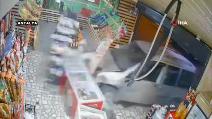 Kaza yapan ehliyetsiz kadın sürücü markete böyle daldı