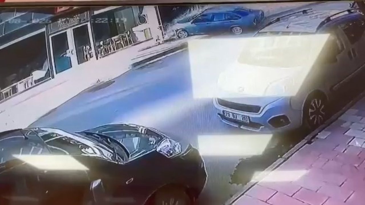 Kontrolden çıkan otomobil mağazaya daldı