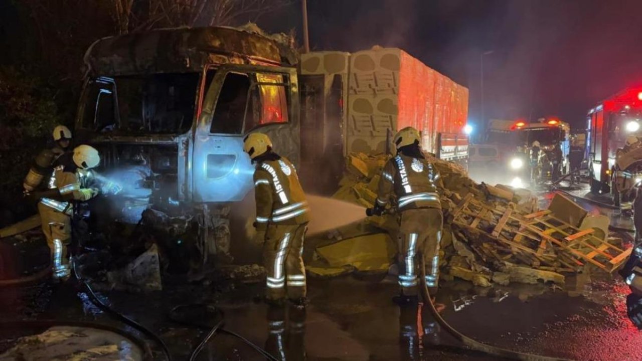 Korkutan tır yangını: Tamamen küle döndü