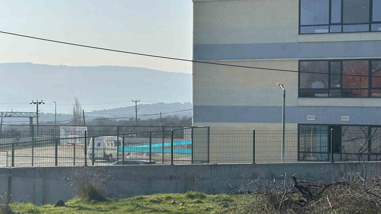 Lise öğrencisi okulun 3. katından atlayarak can verdi