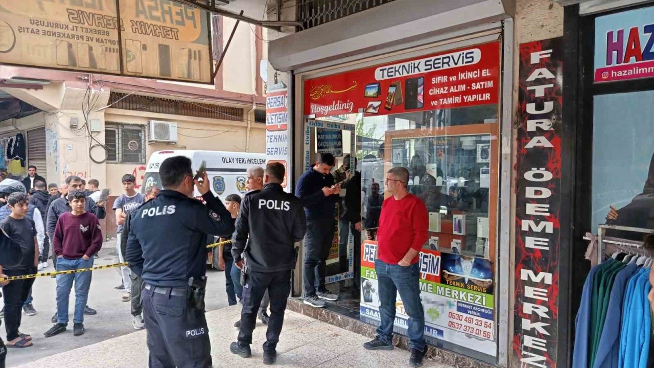 Motosikletle gelip, iş yeri sahibini başından vurup öldürdü