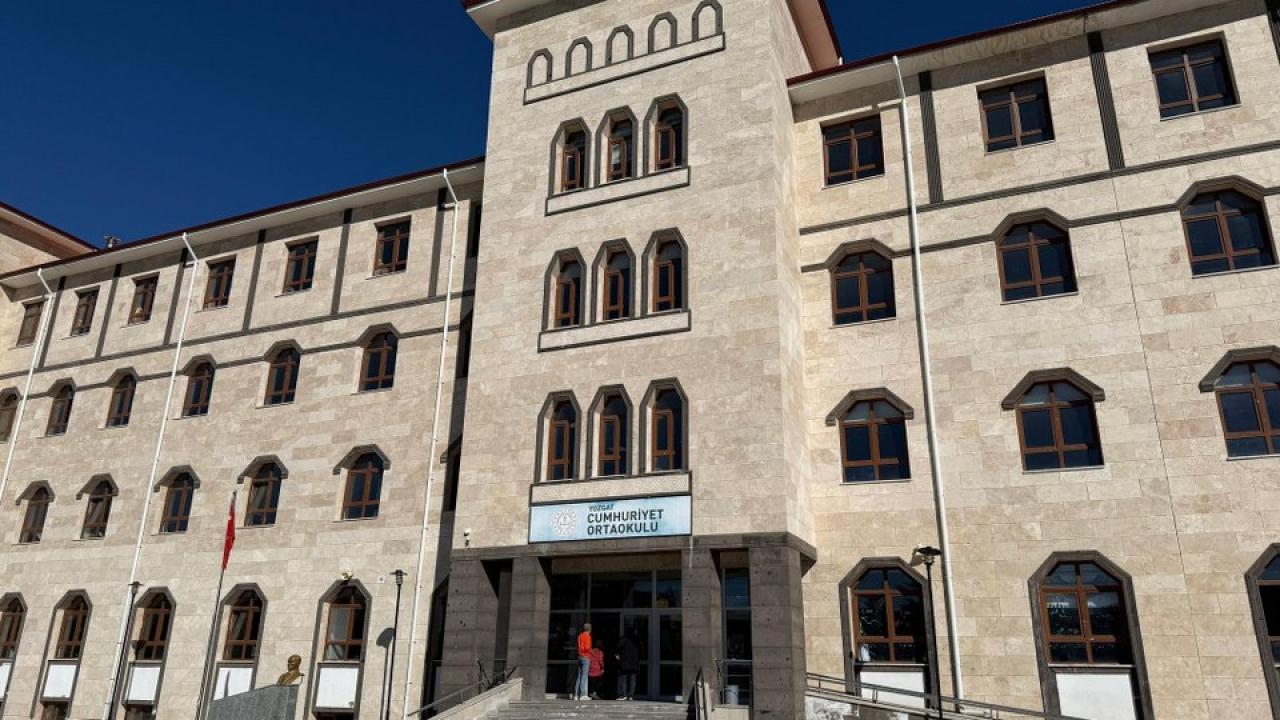 Okul müdürü öğrenci yakını tarafından darp edildi