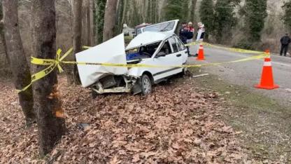 Otomobil ağaca çarptı! 2 kişi öldü