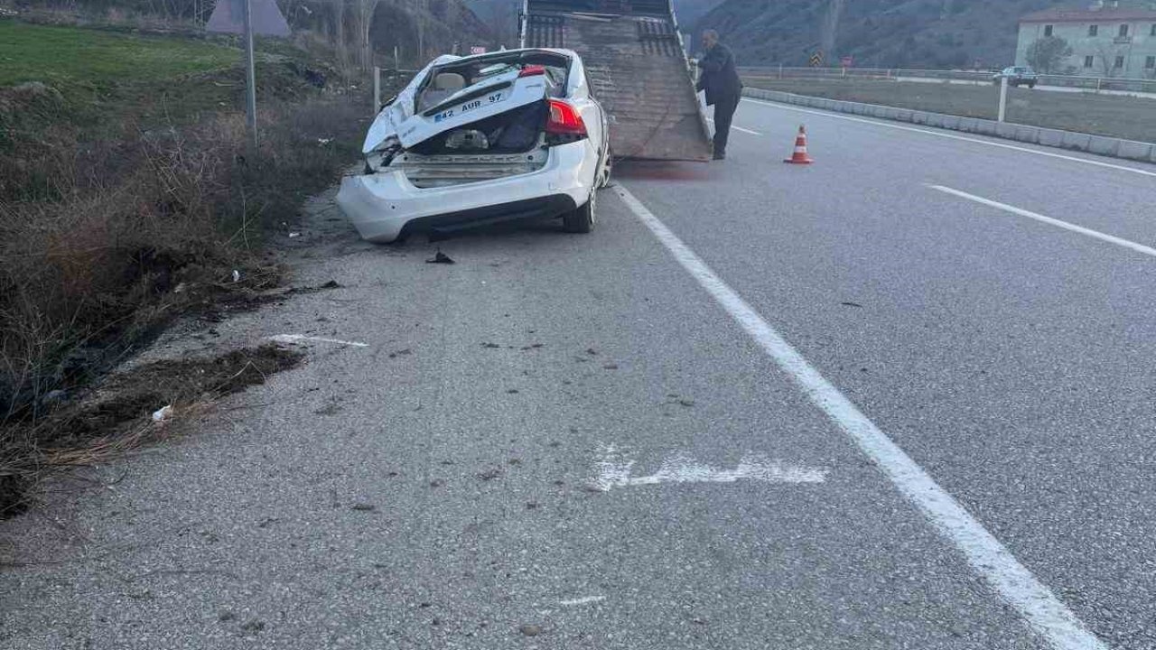 Otomobil dereye devrildi: 4 yaralı