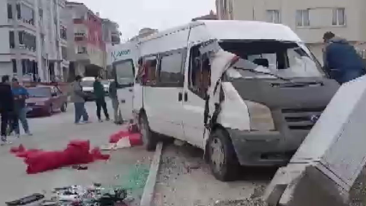 Otomobil ile tarım işçilerini taşıyan minibüsün çarpıştı