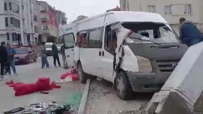 Otomobil ile tarım işçilerini taşıyan minibüsün çarpıştı