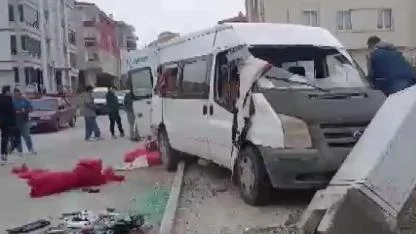 Otomobil ile tarım işçilerini taşıyan minibüsün çarpıştı