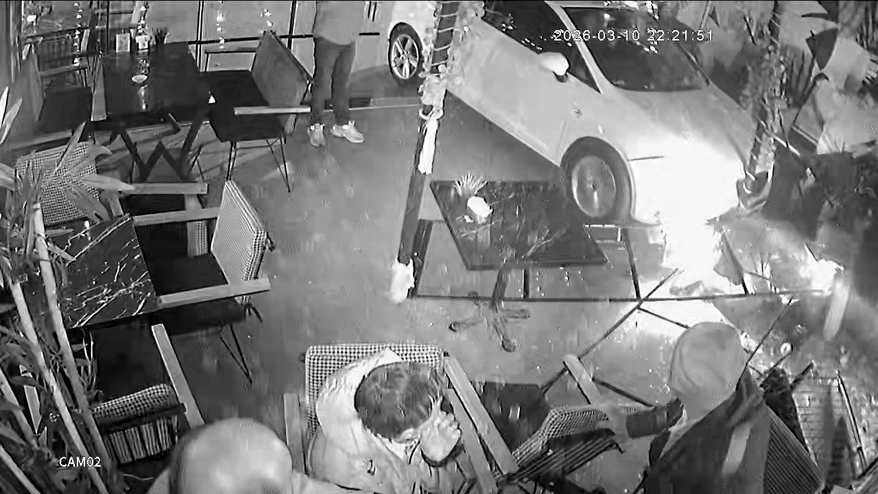 Otomobil kafeye daldı! Yaralılar var