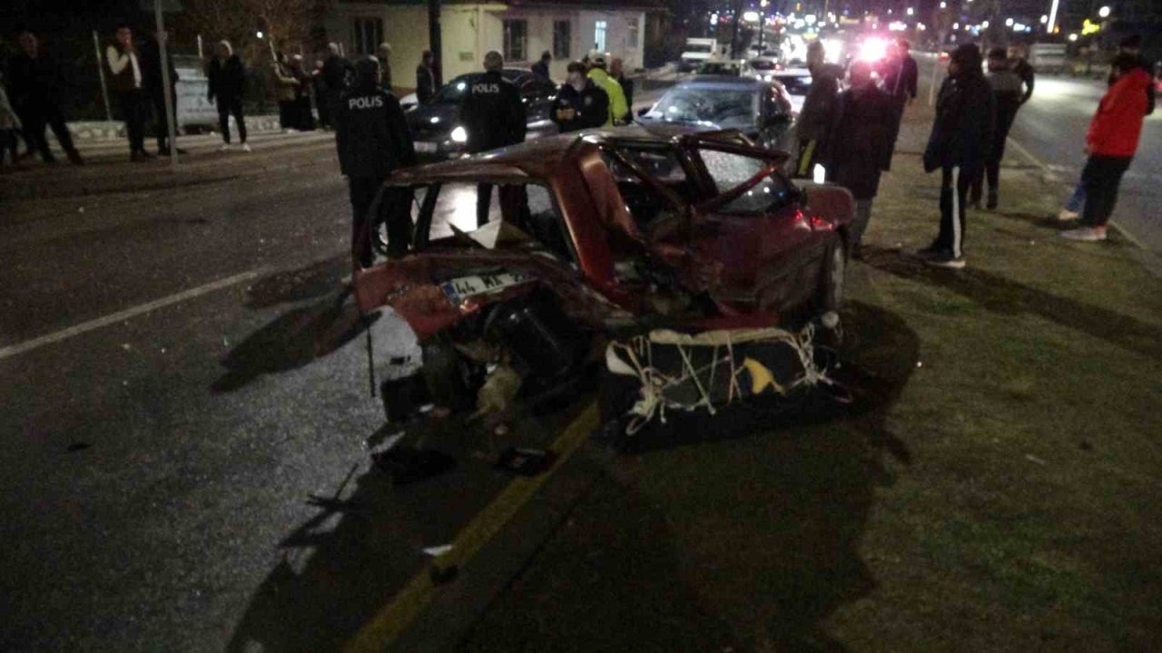 Otomobilin çarptığı TOFAŞ kağıt gibi ezildi