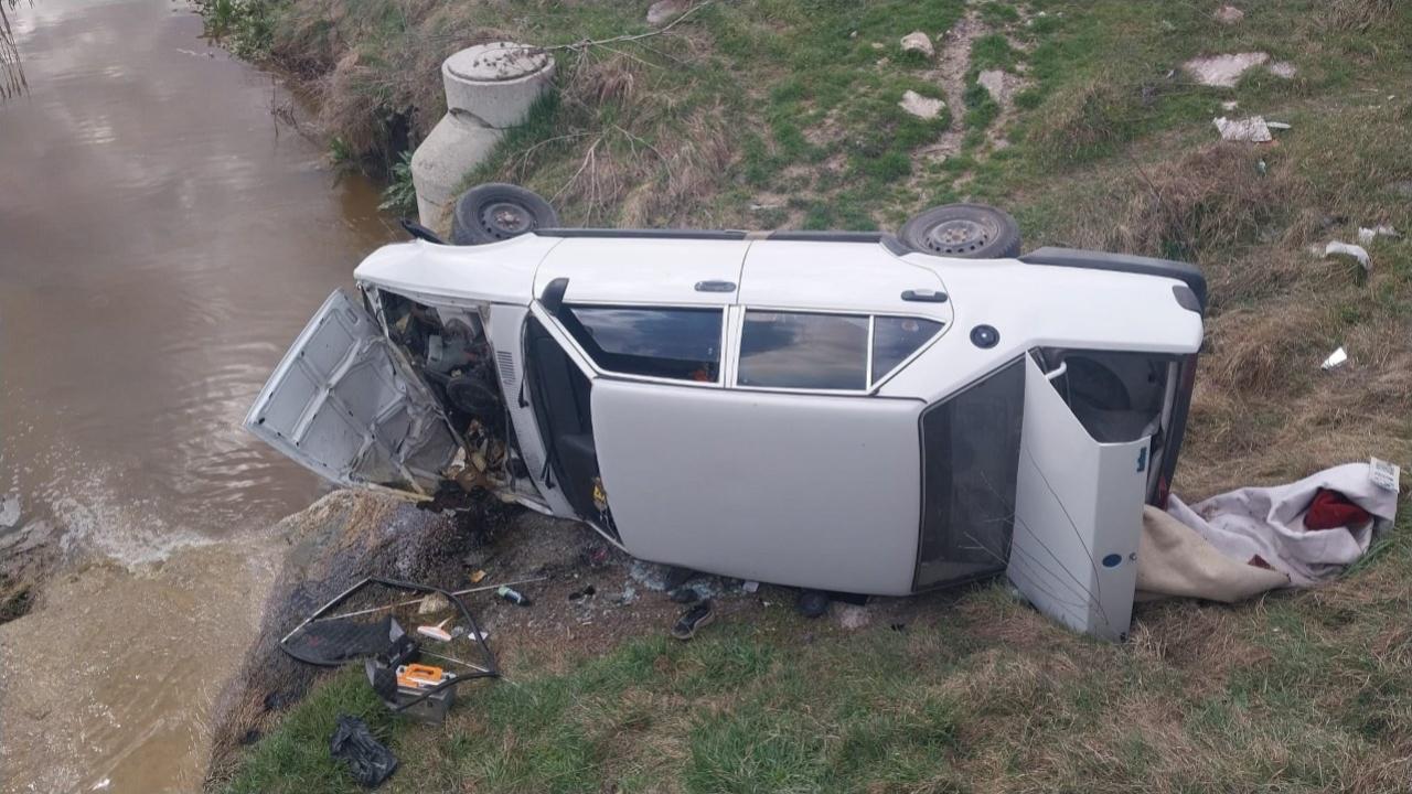 Otomobille çarpışan araç dereye uçtu! 3 yaralı