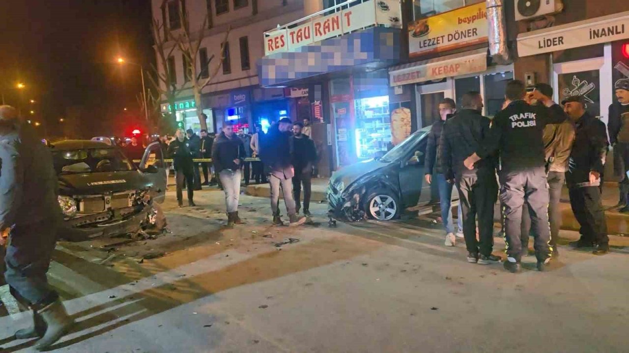 Otomobiller çarpıştı: 1’i ağır 3 yaralı