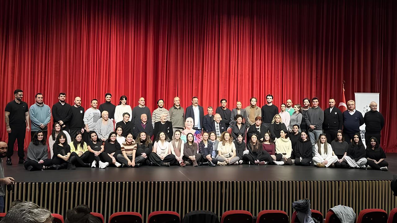 Perran Kutman’a sahnede "Gırgıriye" usulü karşılama! Usta oyuncu gözyaşlarını tutamadı