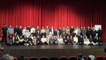 Perran Kutman’a sahnede "Gırgıriye" usulü karşılama! Usta oyuncu gözyaşlarını tutamadı