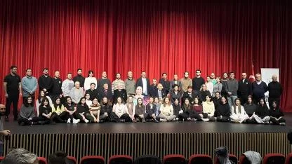 Perran Kutman’a sahnede "Gırgıriye" usulü karşılama! Usta oyuncu gözyaşlarını tutamadı