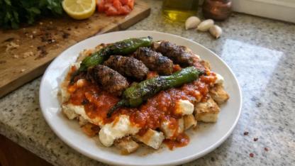Pideli ve yoğurtlu iskender tadında köfte