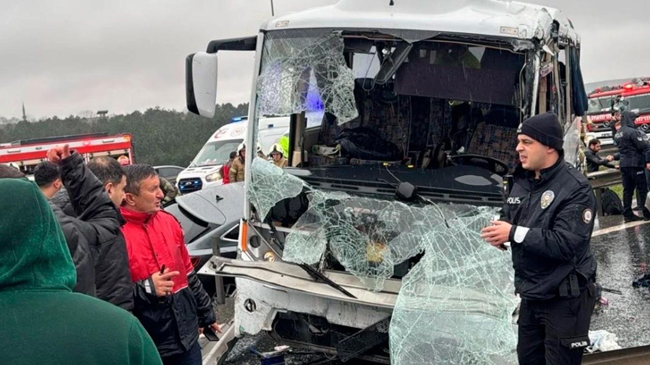 Polis servisi zincirleme kazaya karıştı: 1 şehit, 16 yaralı