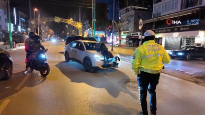 Polis uygulamasında ilginç anlar: Alkollü yolcu çakar iddiasıyla aracın önüne atladı