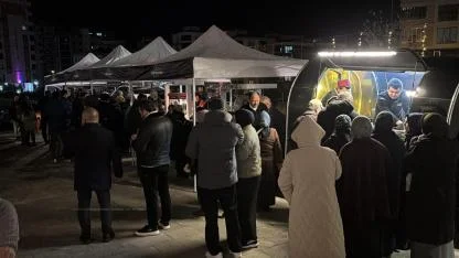 Samsun'da teravih namazı sonrası vatandaşlara ikram