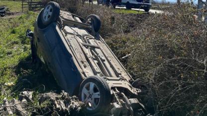 Samsun’da otomobil şarampole devrildi