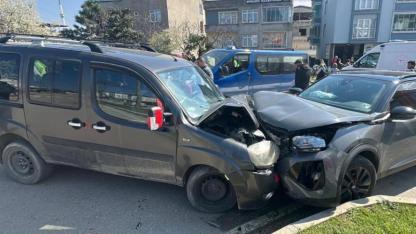 Samsun'da hafif ticari araç ile SUV tipi araç kafa kafaya çarpıştı: 4 yaralı