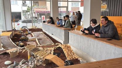 Samsun'da kafe müşterileri minyatür inşaat sahasında iş makineleriyle oynuyor