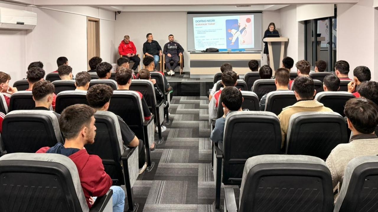 Samsun'da milli judoculara sakatlık semineri verildi