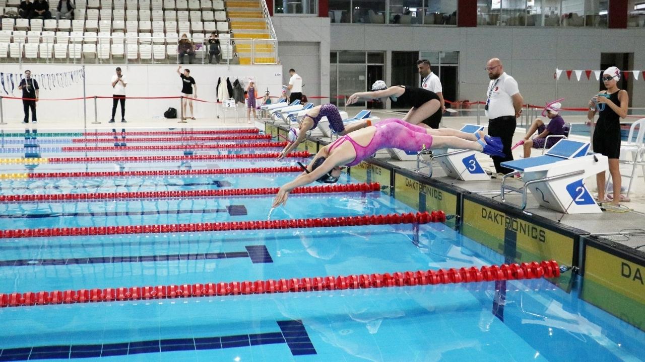 Samsun'da Okullar Arası Paletli Yüzme yarışması son erdi