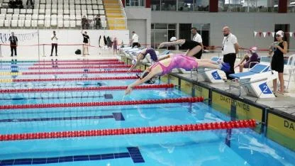 Samsun'da Okullar Arası Paletli Yüzme yarışması son erdi