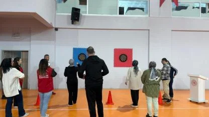 Samsun'da otizmli bireylerin anneleri dart turnuvasında stres attı