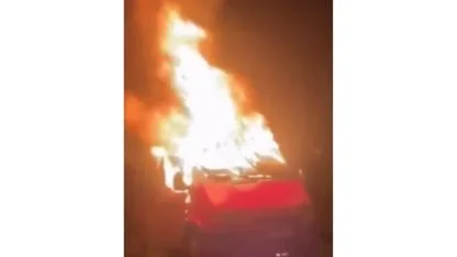 Samsun'da park halindeki minibüs alev alev yandı