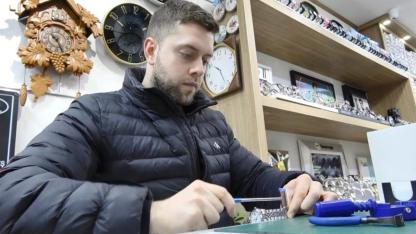 Samsun'un en genç saat tamircisi baba mesleğine devam ediyor