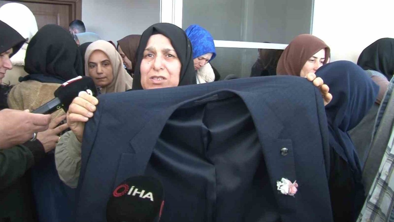 Tabutunun üzerine damatlığı konuldu: İran’da hayatını kaybeden tır şoförü  uğurlandı